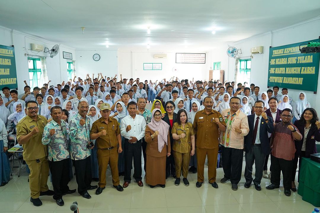 Wali Kota Pematang Siantar dr. Susanti Dewayani, Sp.A mengunjungi Yayasan Perguruan Taman Siswa dalam rangka Penguatan Ideologi Pancasila kepada Siswa SMA/Sederajat di Kota Pematang Siantar Tahun 2023.